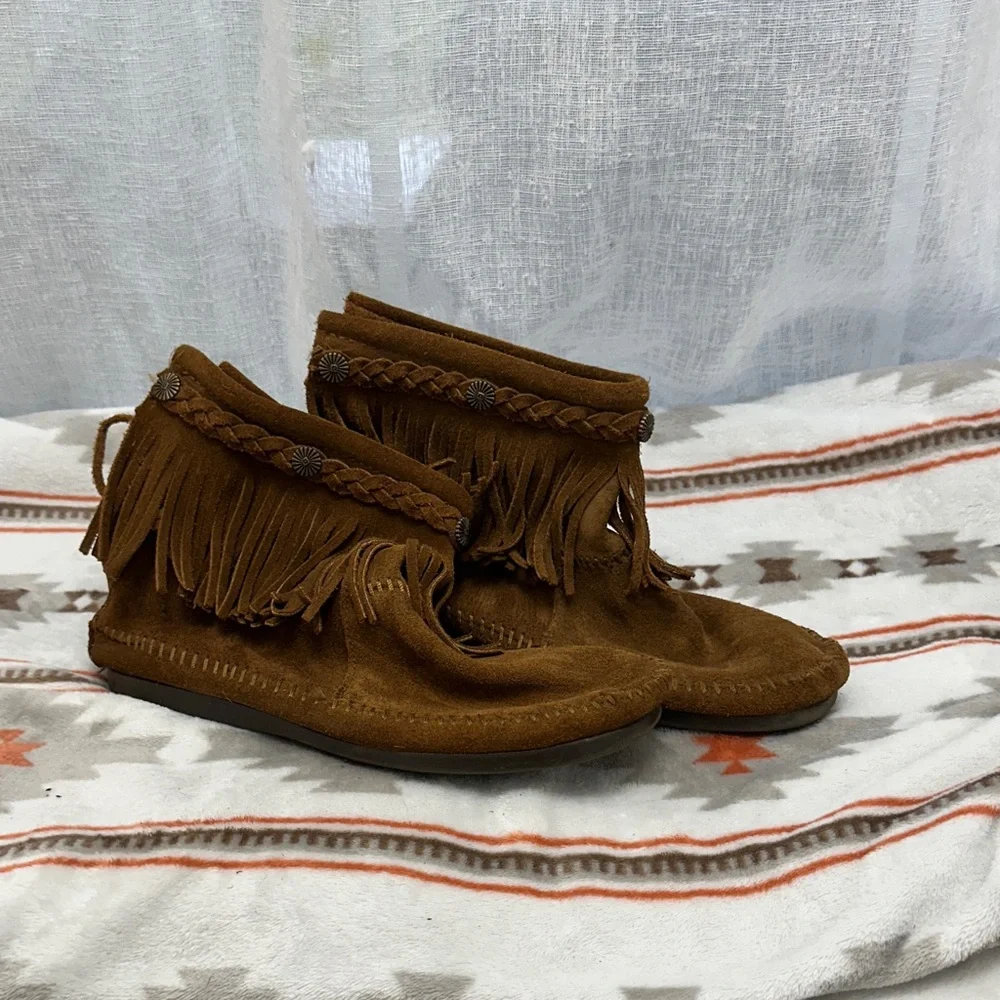 Minnetonka women’s Tan Fringe Moccasin Boots - Picture 6 of 6